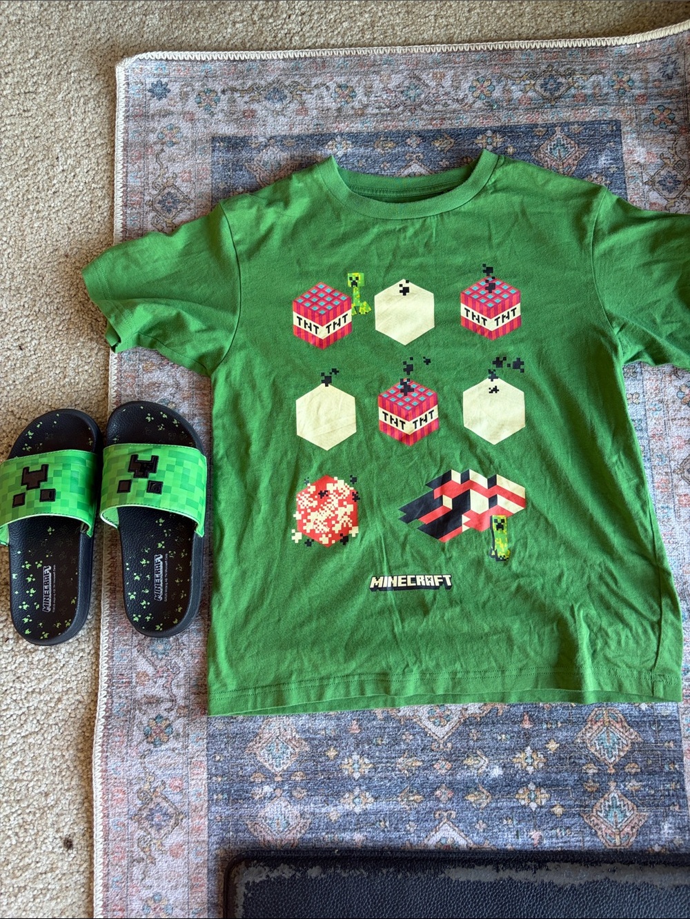 Minecraft bundle ! Boys' Green Graphic Tee + Sandals